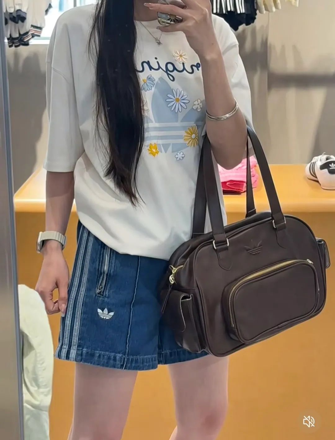 No watermark upper body rendering 𝟬𝟱𝟰𝟳#Exclusive real shot/difference between various stolen pictures and online version on the market [𝗔𝗱𝗶𝗱𝗮𝘀Adidas Song Yuqi Same Style Clover American Trendy Denim Shorts] ✅Full set of 1:1 customized accessories ➕Customized three-label ➕𝗬𝘂𝗮𝗻 version hang tag ➕𝗹𝗼𝗴𝗼 packaging bag🔥 ➕Scan the tag to enter the official website. ✅Top Original version, ins Xiaohongshu Dewu Kuaishou and many bloggers wear it. ✅Washed denim + three-stripe design, the clover logo is super recognizable✨. Loose fit, comfortable to wear and Breathable, suitable for summer commuting, leisure, and sports! With Versatile attributes, it can be worn casually and easily switch between street or vacation styles. It is a must-have item in your summer wardrobe! Color: Blue Size: xs-x L
